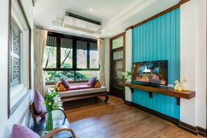 2 Bedroom Villa | Área de sala de estar | Televisión LCD de 32 pulgadas con canales por cable y televisión 