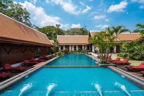 Outdoor pool, pool umbrellas - The Legendha Sukhothai (Sukhothai)