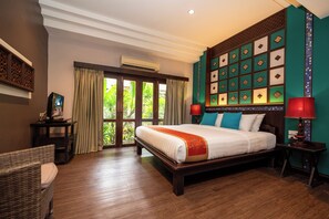 Habitación Deluxe | Decoración personalizada, muebles diferentes, escritorio y camas extra 