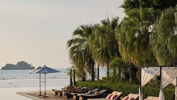 Una piscina al aire libre, cabañas de piscina gratuitas, sombrillas