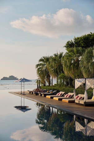 Outdoor pool, free cabanas, pool umbrellas