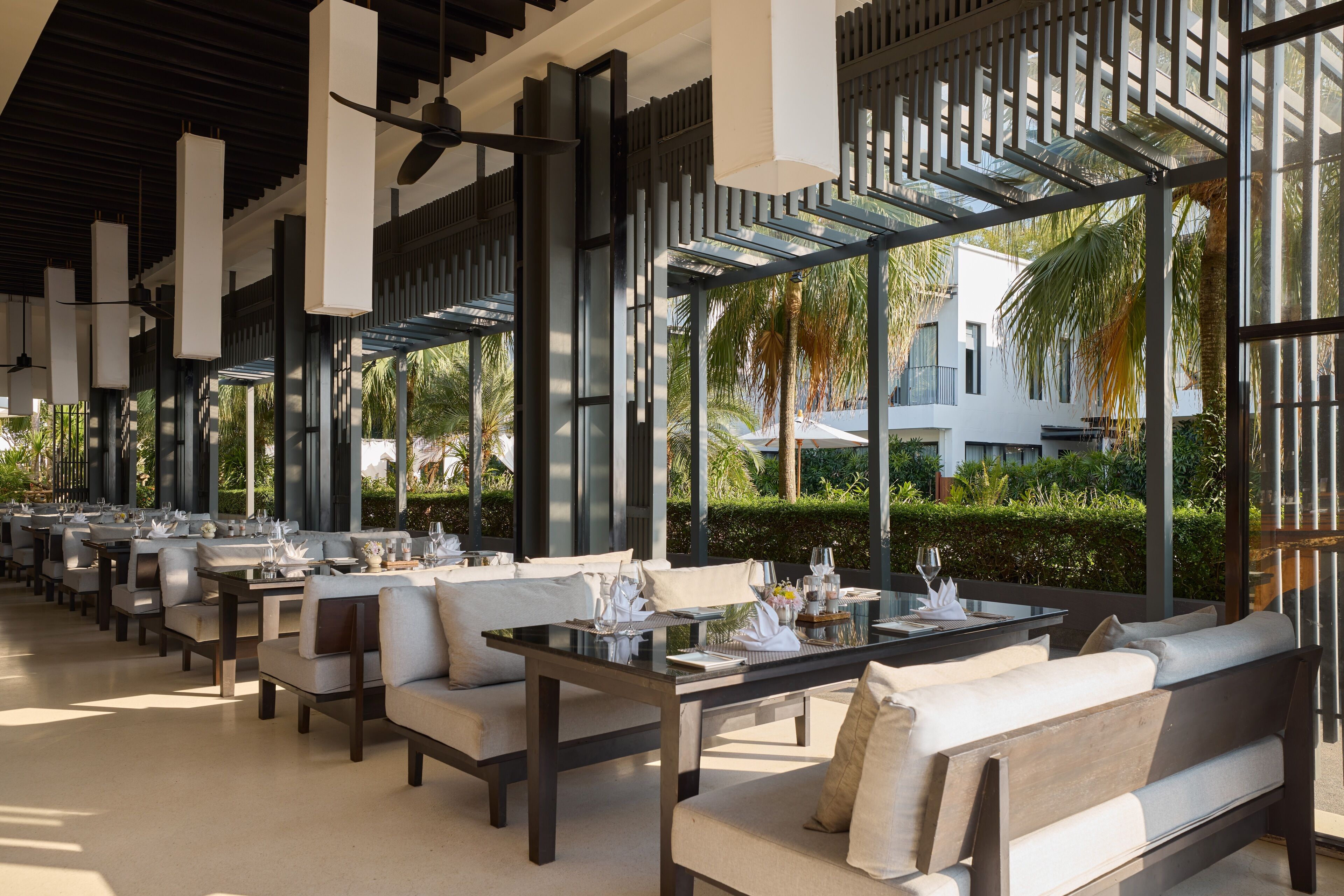 breakfast and lunch served, sea views