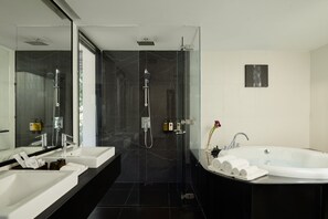 The Sky Jacuzzi Suite | Badeværelse | Gratis toiletartikler, hårtørrer, badekåber, hjemmesko