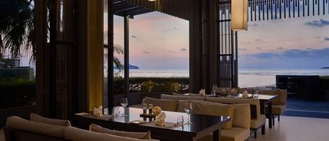 Breakfast and lunch served, ocean views