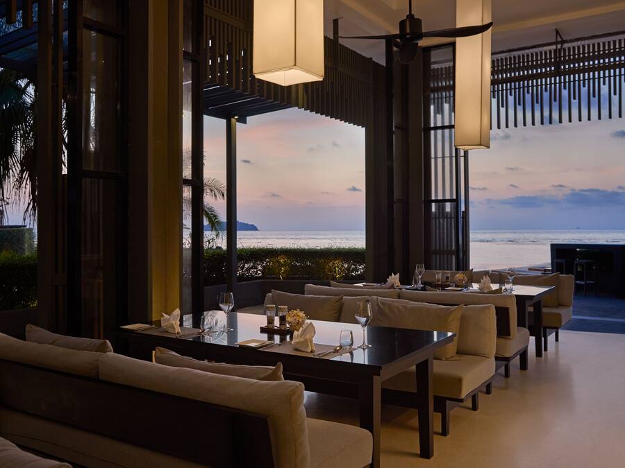 Breakfast and lunch served, ocean views