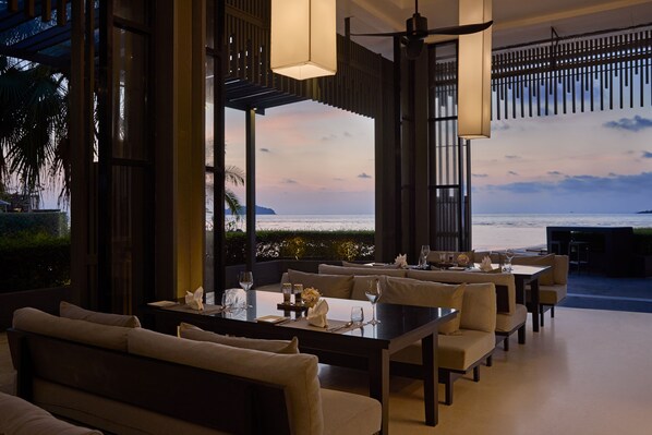 Petit déjeuner et déjeuner servis sur place, vue sur la mer