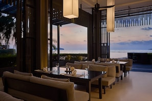 Breakfast and lunch served, sea views
