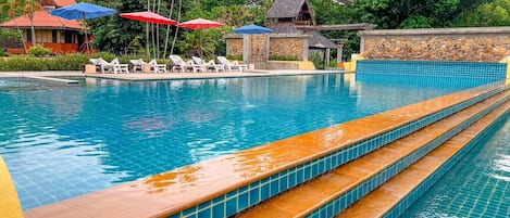 Piscina externa, funciona das 8h às 19h, barracas de cortesia