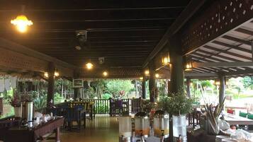 Petit déjeuner buffet (300 THB par personne)