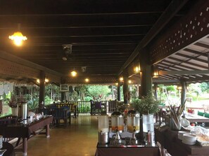 Desayuno buffet diario (THB 300 por persona)