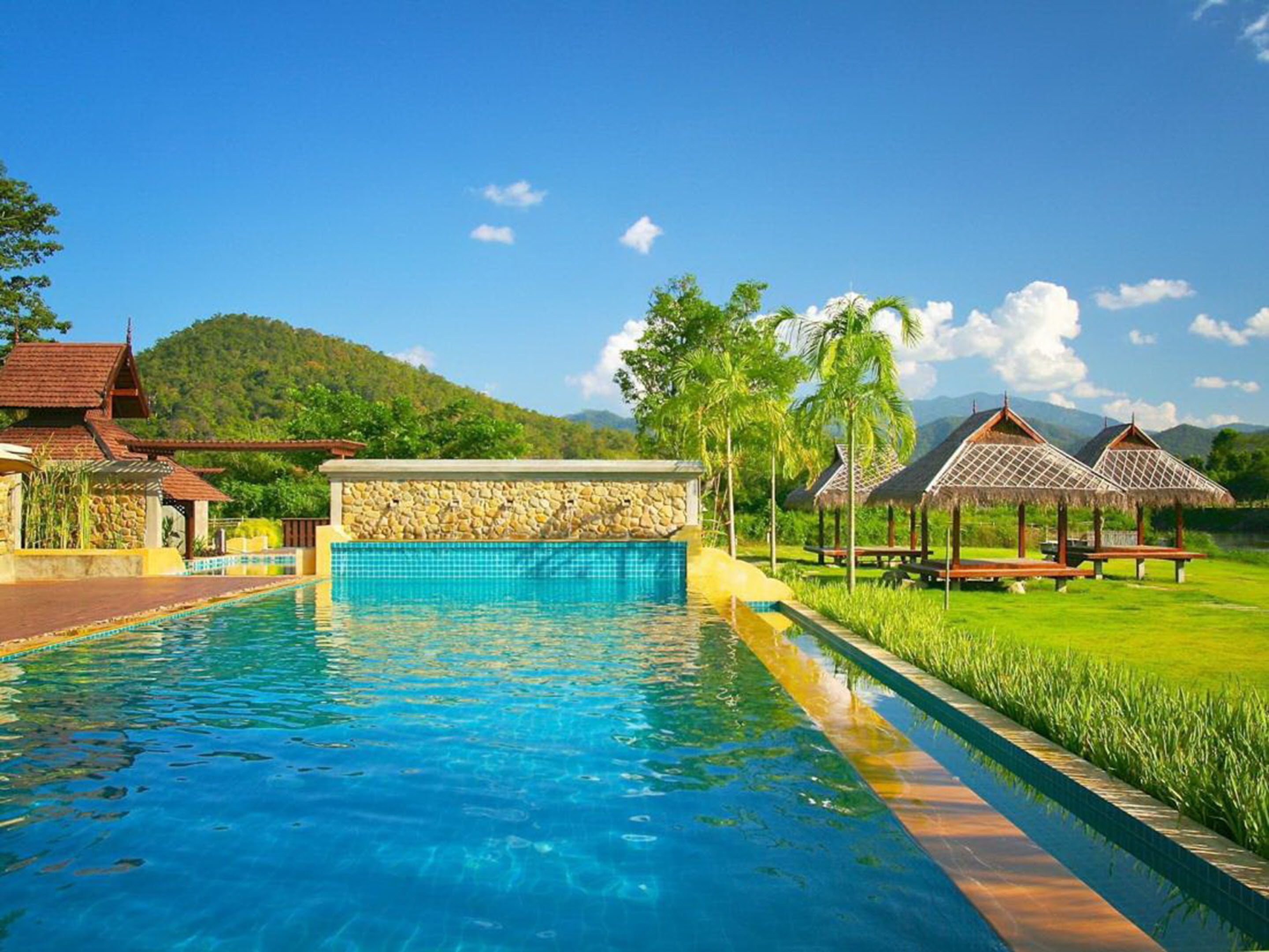 Alberca al aire libre y camas balinesas gratuitas 