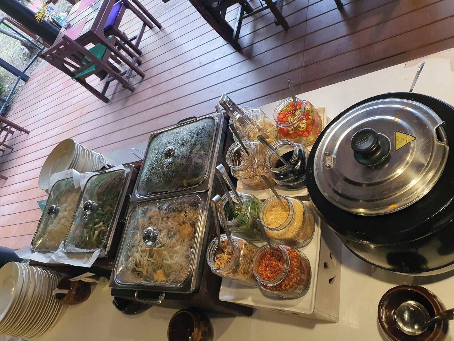 Café da manhã com buffet todos os dias (THB 300 por pessoa) 