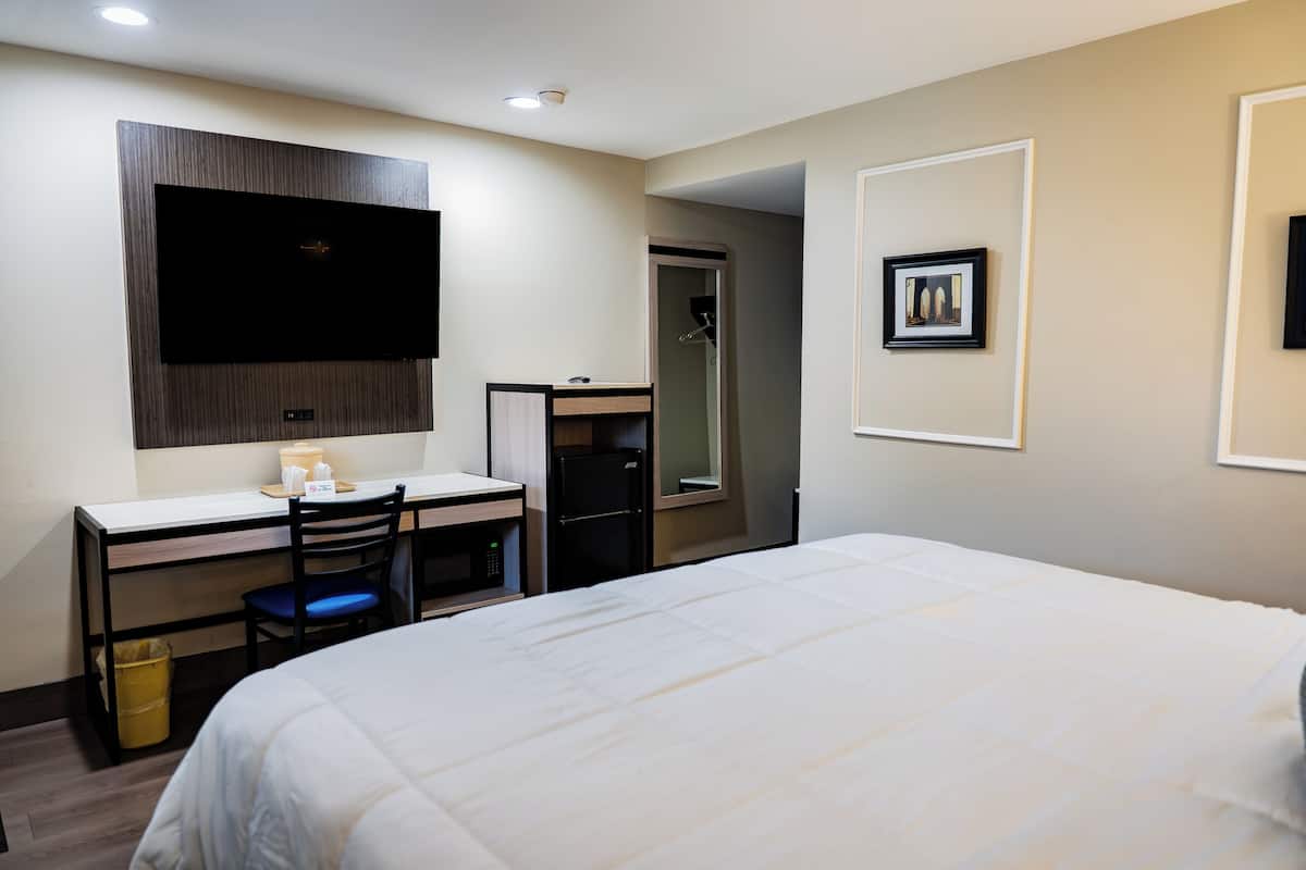 Standard Room, 1 King Bed | Premium bedding, pillowtop beds, individually decorated