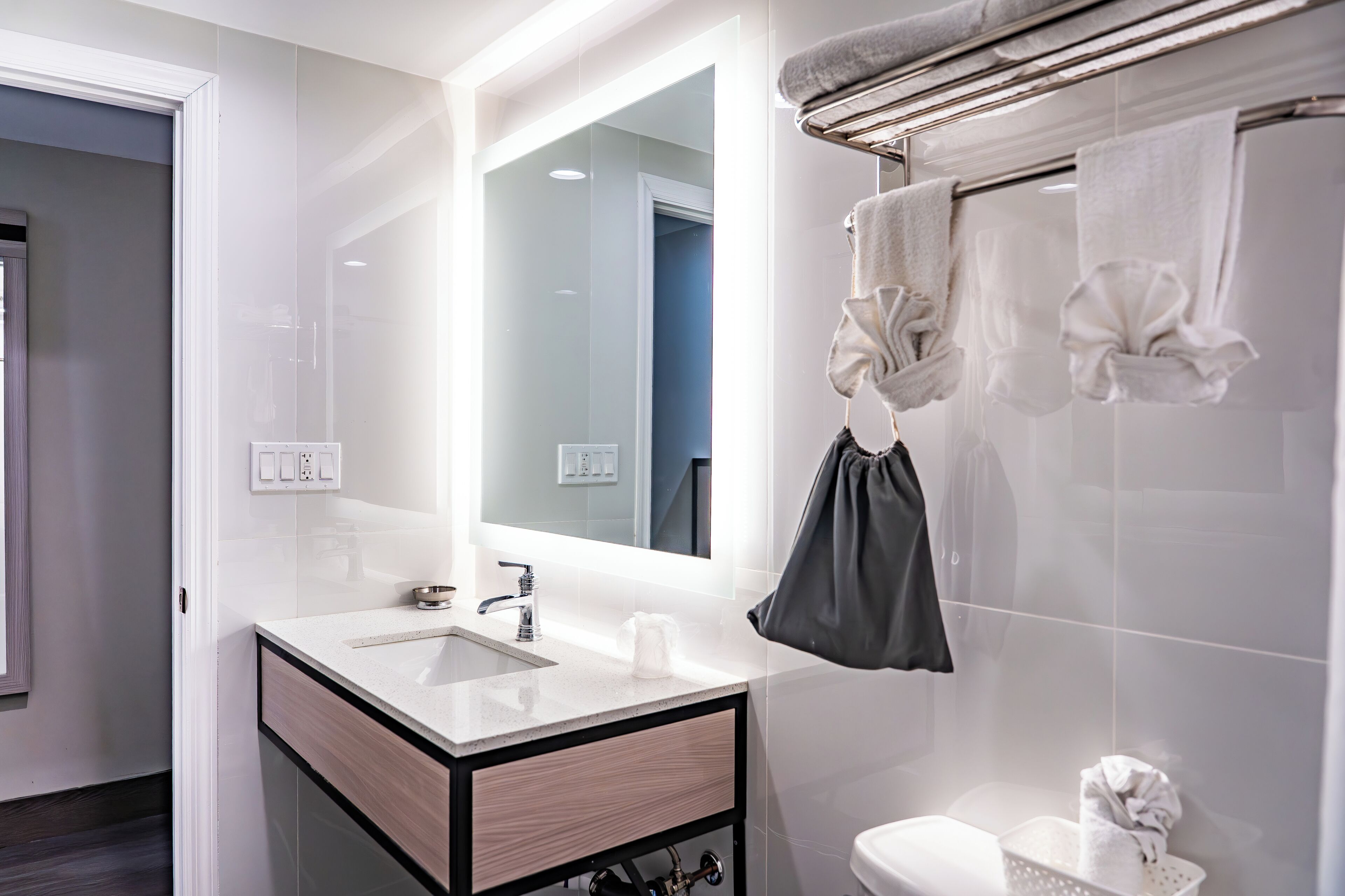 Standaard kamer, 1 kingsize bed | Badkamer | Een bad/douchecombinatie, gratis toiletartikelen, een haardroger