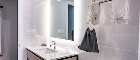 Standard Room, 1 King Bed | Bathroom