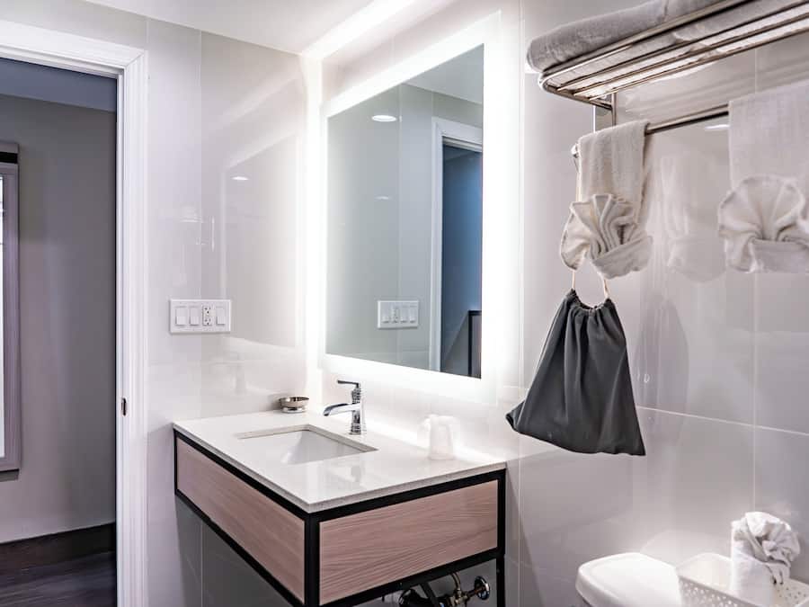 Standard Room, 1 King Bed | Bathroom