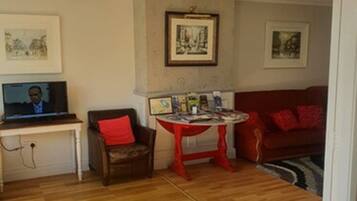 Daily cooked-to-order breakfast (EUR 7.50 per person)