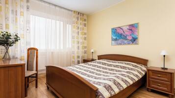Apartment with Sauna | Hypo-allergenic bedding, desk, WiFi, bed sheets
