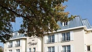 Een gebouw met twee verdiepingen, met een bord waarop 'Parkhotel' staat.