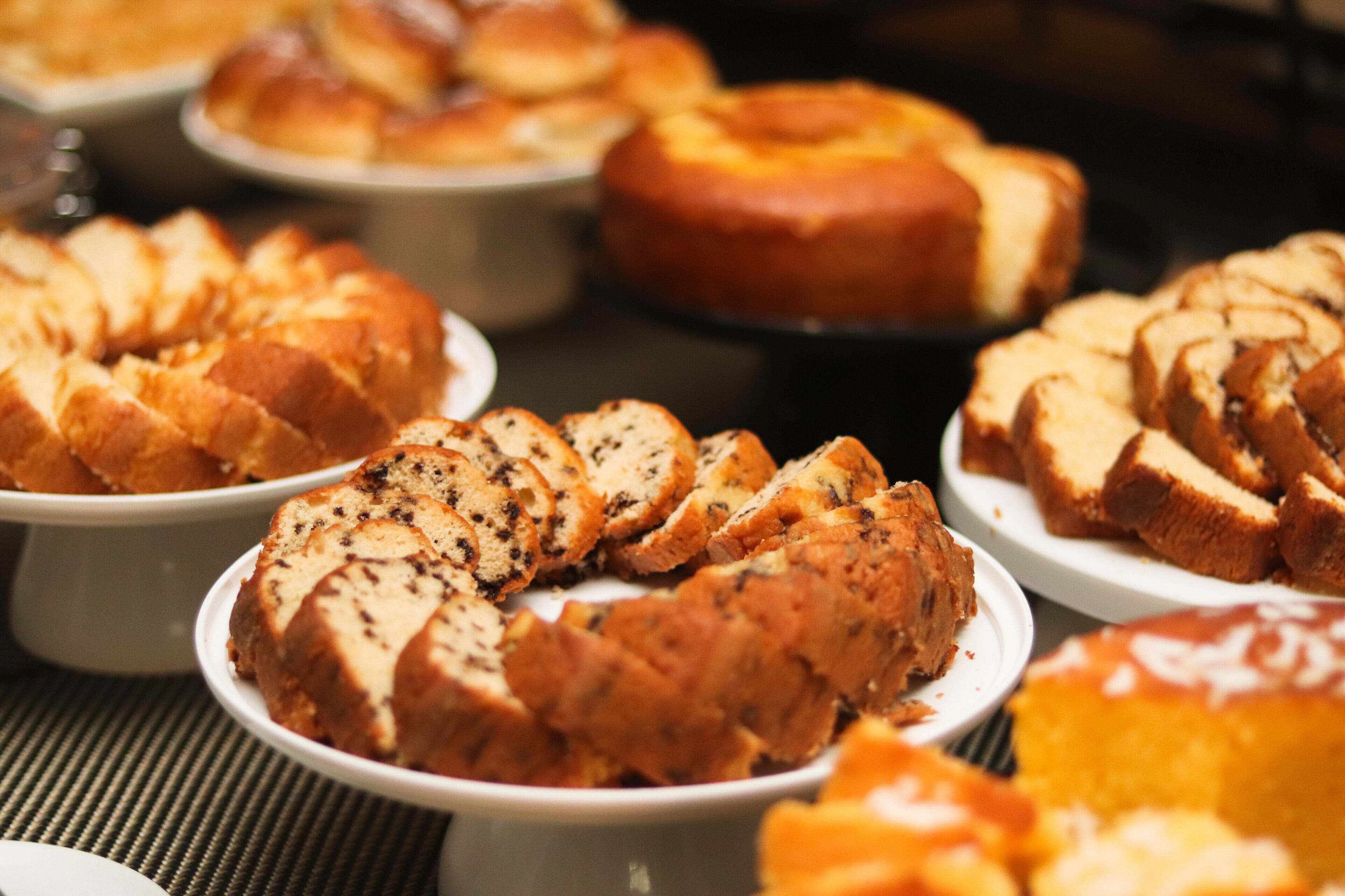 Diverse gebakjes gepresenteerd op borden.
