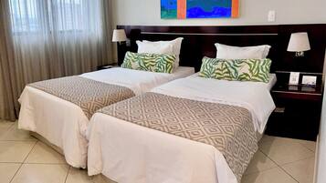 Quarto solteiro luxo | Frigobar, cofres nos quartos, escrivaninha, cortinas blackout