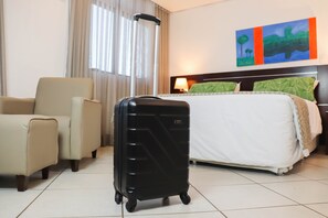 Habitación doble Deluxe | Minibar, caja de seguridad en la habitación y escritorio