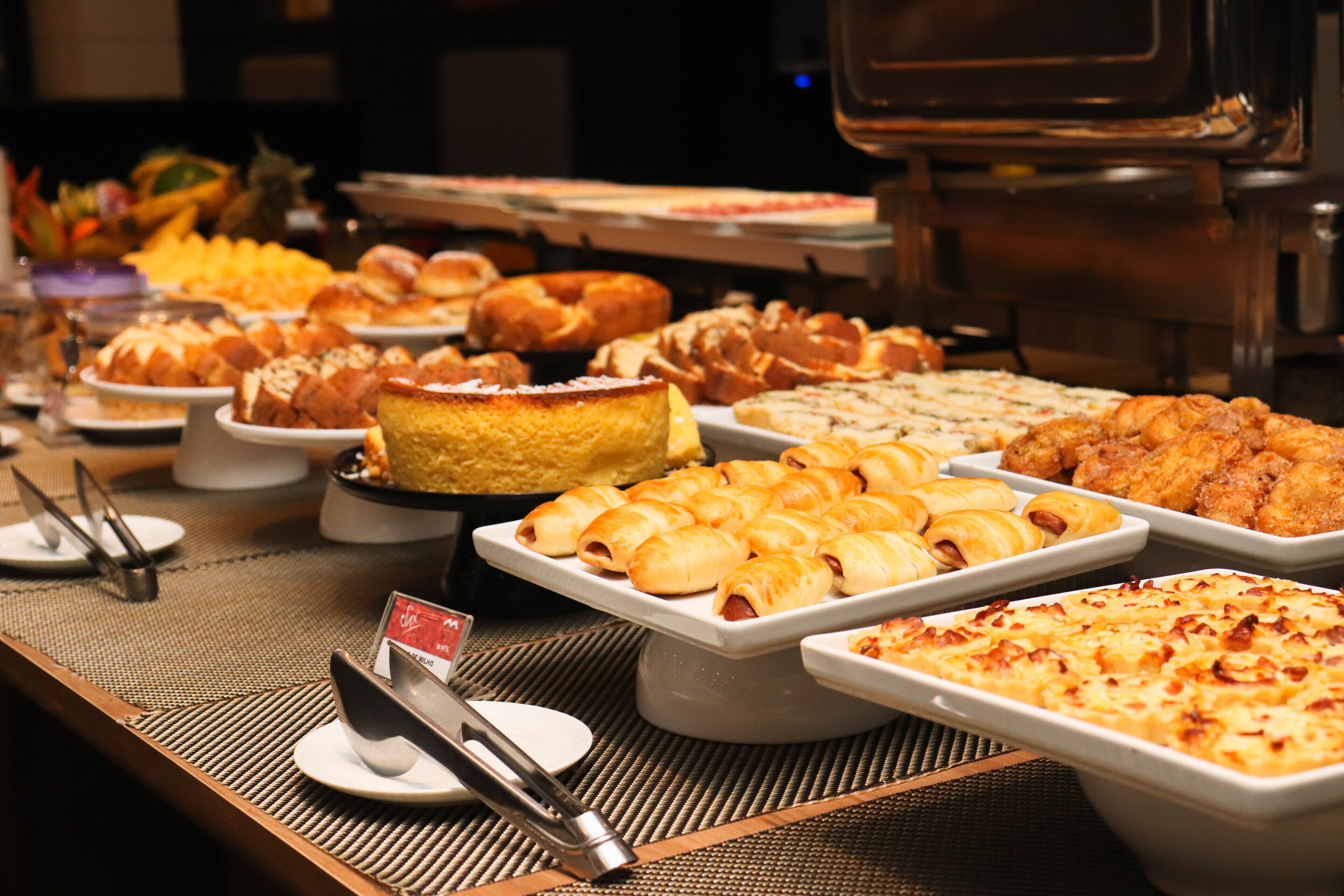 breakfast, lunch, dinner served; international cuisine