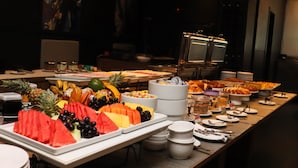 A buffet with various fruits, beverages, and dishes. - Manaus Hotéis - Millennium (Manaus)