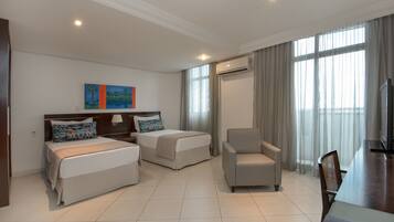 Frigobar, cofres nos quartos, escrivaninha, cortinas blackout