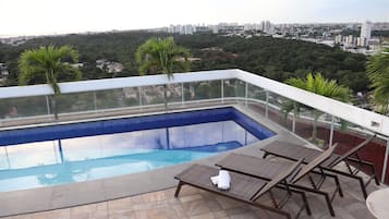 Piscine extérieure, parasols de plage, chaises longues