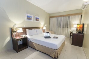 Minibar, coffres-forts dans les chambres, bureau, rideaux occultants