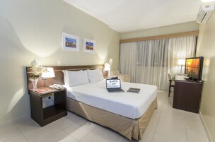 Minibar, caja de seguridad en la habitación y escritorio 