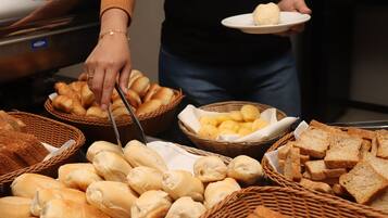 Un bufé con panes y bollería variados.