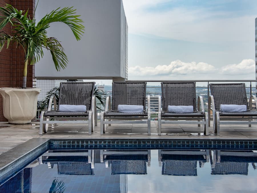 Piscina externa, espreguiçadeiras