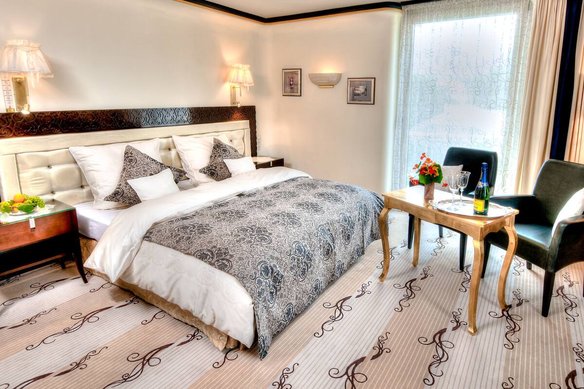 Premium bedding, in-room safe, rollaway beds, free WiFi