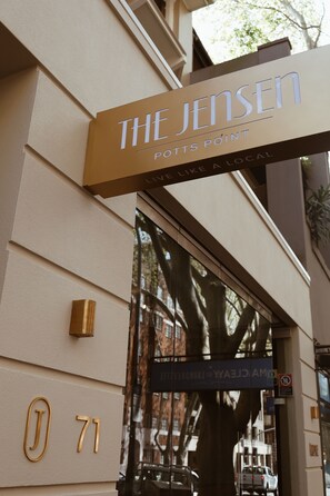 Um edifício com uma placa que diz "The Jensen" e "POTTS POINT", indicando o nome e a localização do hotel.