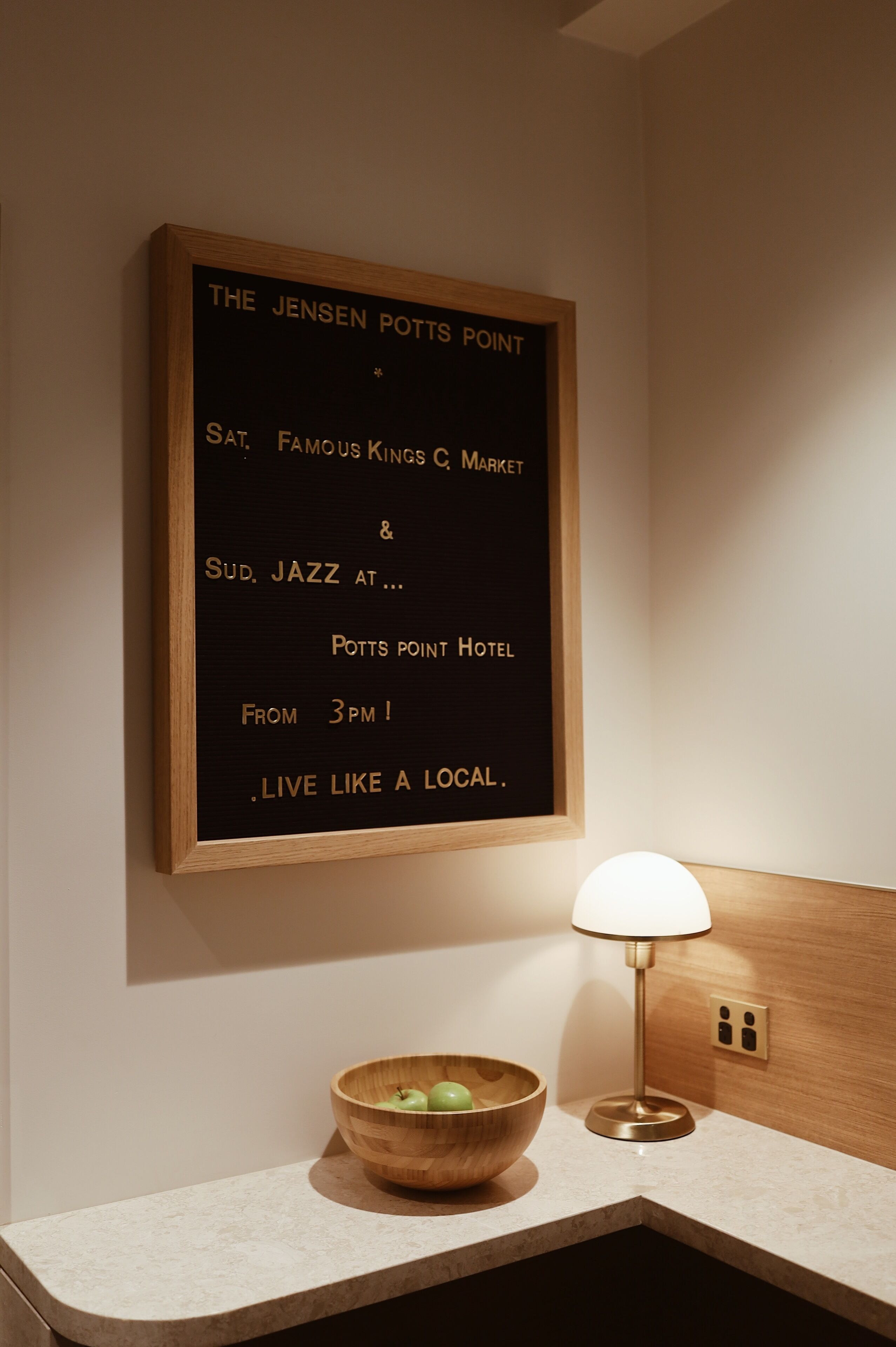 Una lavagna con i dettagli di eventi per l'Hotel Jensen Potts Point, tra cui un evento sabato a Famous Kings C Market e un concerto jazz domenica.