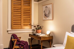 프리미엄룸, 퀸사이즈침대 1개, 금연 | 각각 다른 스타일의 인테리어, 각각 다르게 가구 비치, 암막 커튼, 다리미/다리미판