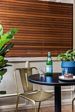 Premium Queen Room, 1 Queen Bed, Non Smoking, Balcony, Shared Bathroom | Individually decorated, individually furnished, blackout drapes - The Jensen Potts Point (Potts Point)