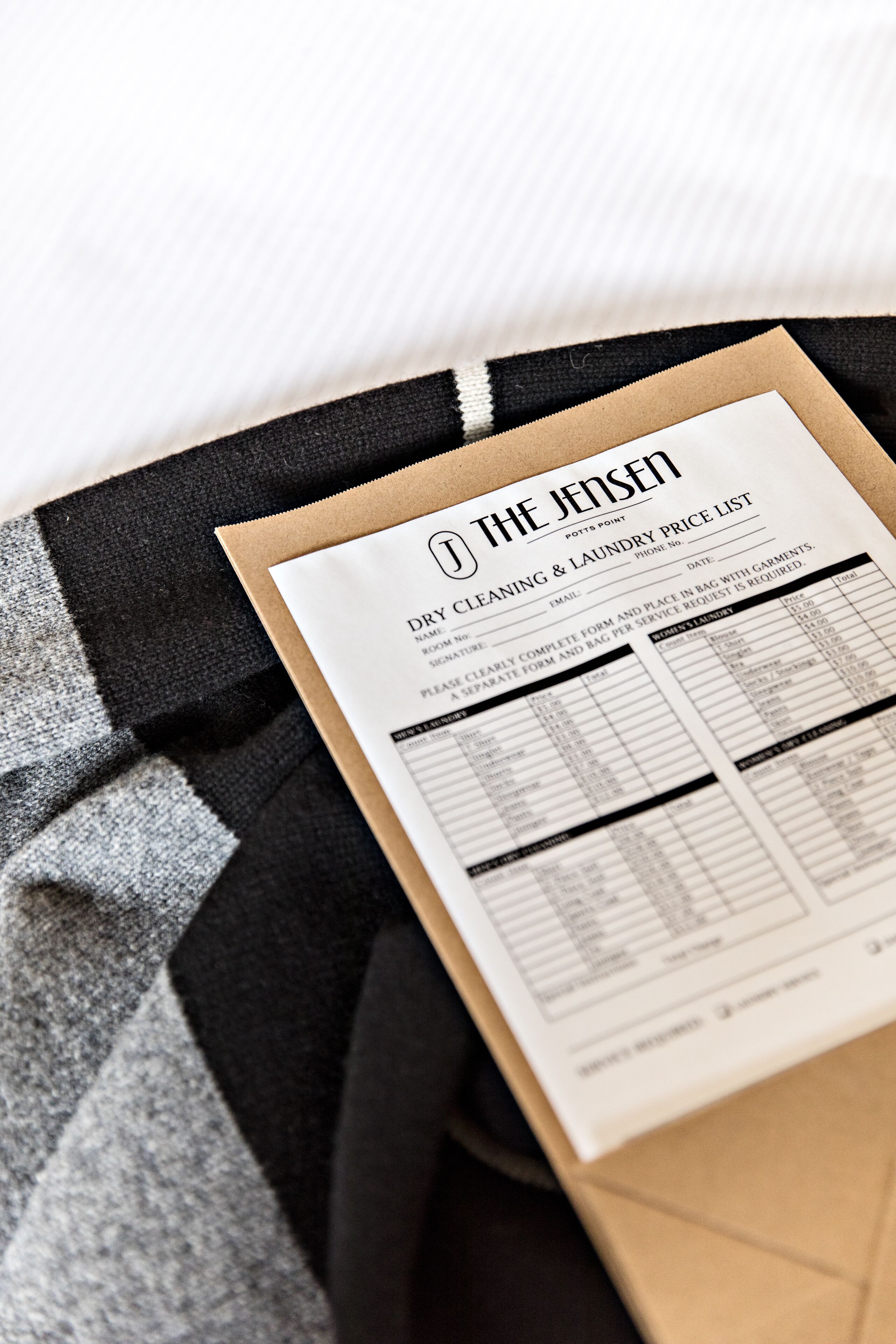 Lista de precios para lavandería y tintorería de The Jensen.