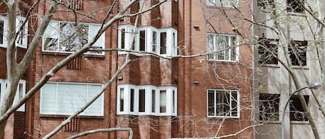 Un edificio de ladrillo de varios pisos con una entrada destacada que dice "TWENTY".