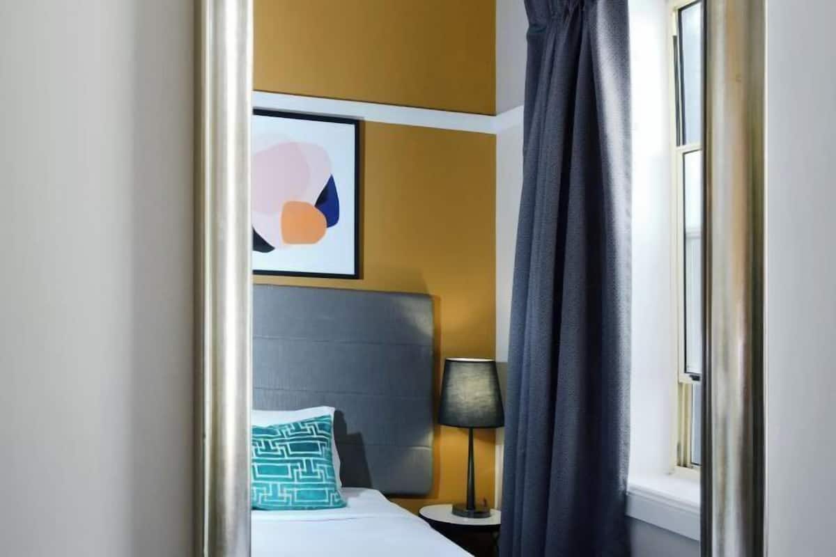 1 Schlafzimmer, individuell dekoriert, individuell eingerichtet