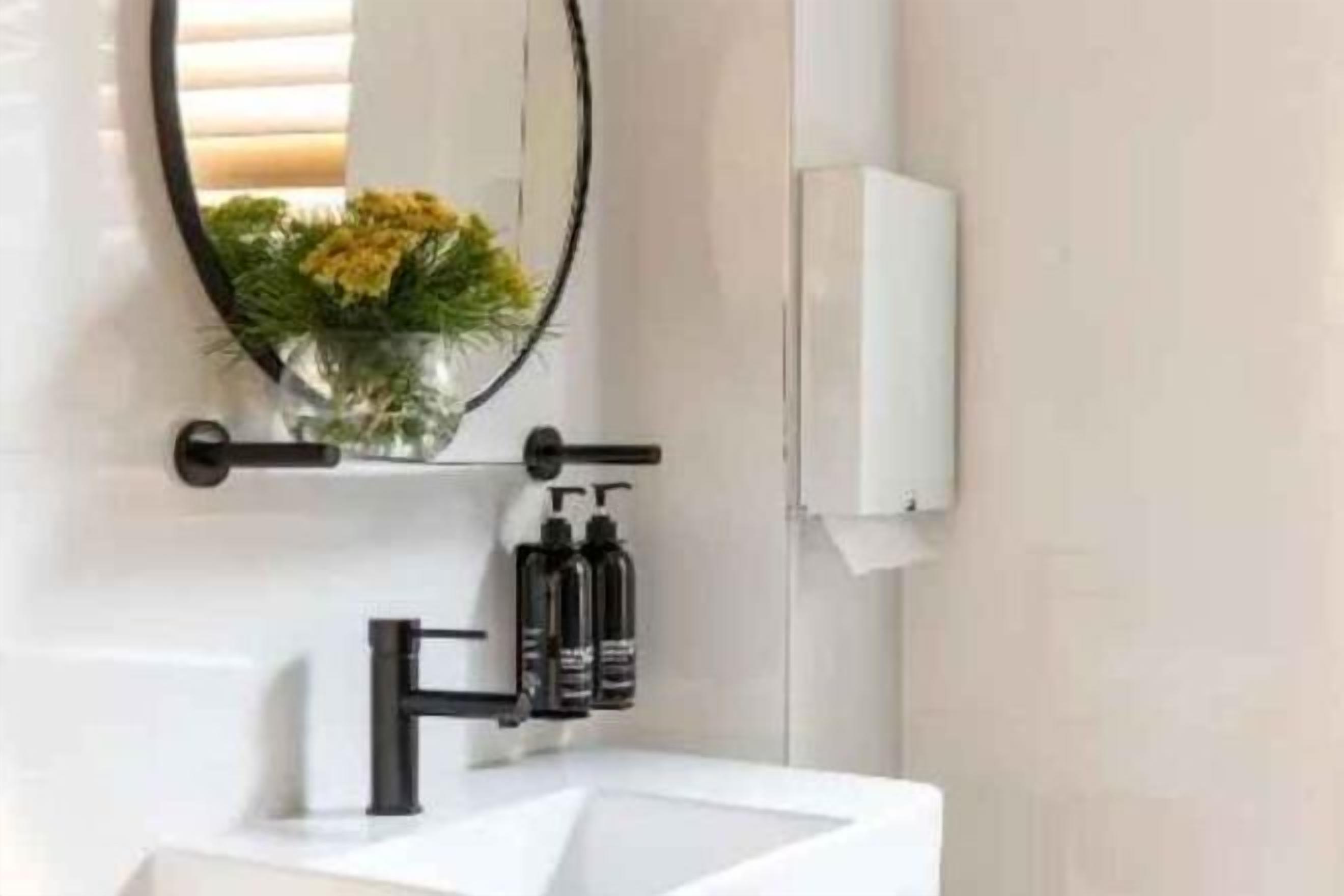 Shower, rainfall showerhead, free toiletries, towels