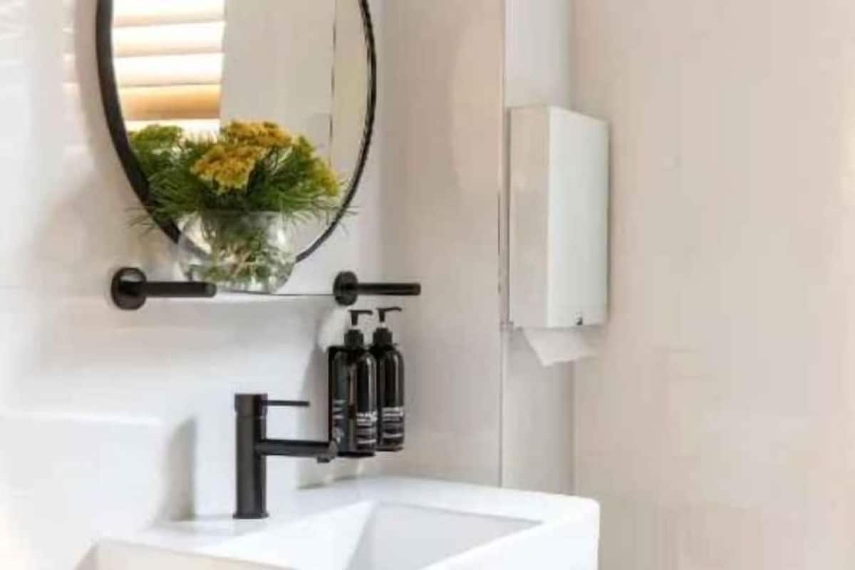 Shower, rainfall showerhead, free toiletries, towels