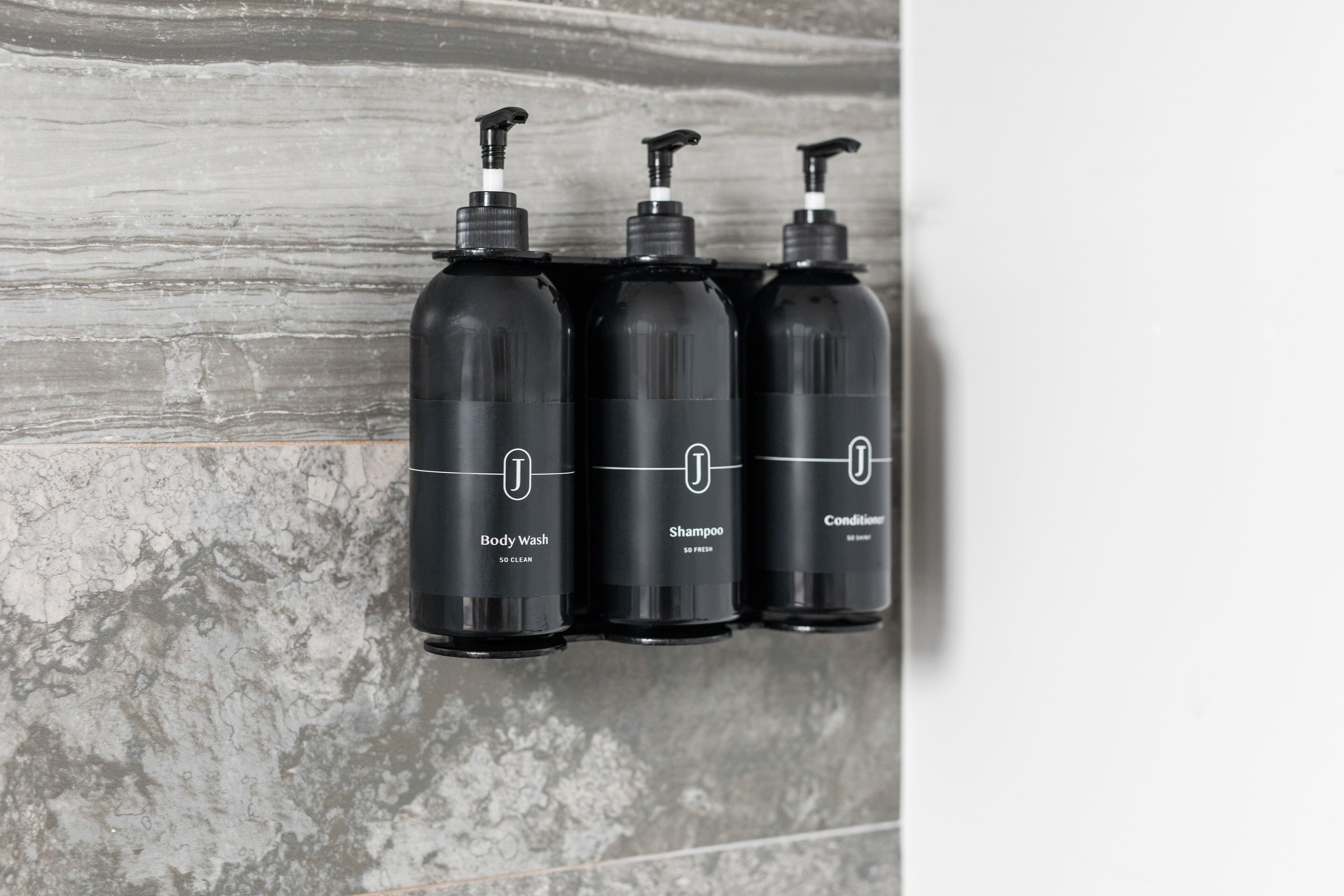 shower, rainfall showerhead, free toiletries, towels