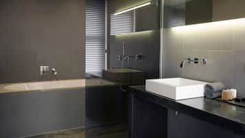 Sud Junior Suite | Badezimmer | Designer-Toilettenartikel, Haartrockner, Handtücher
