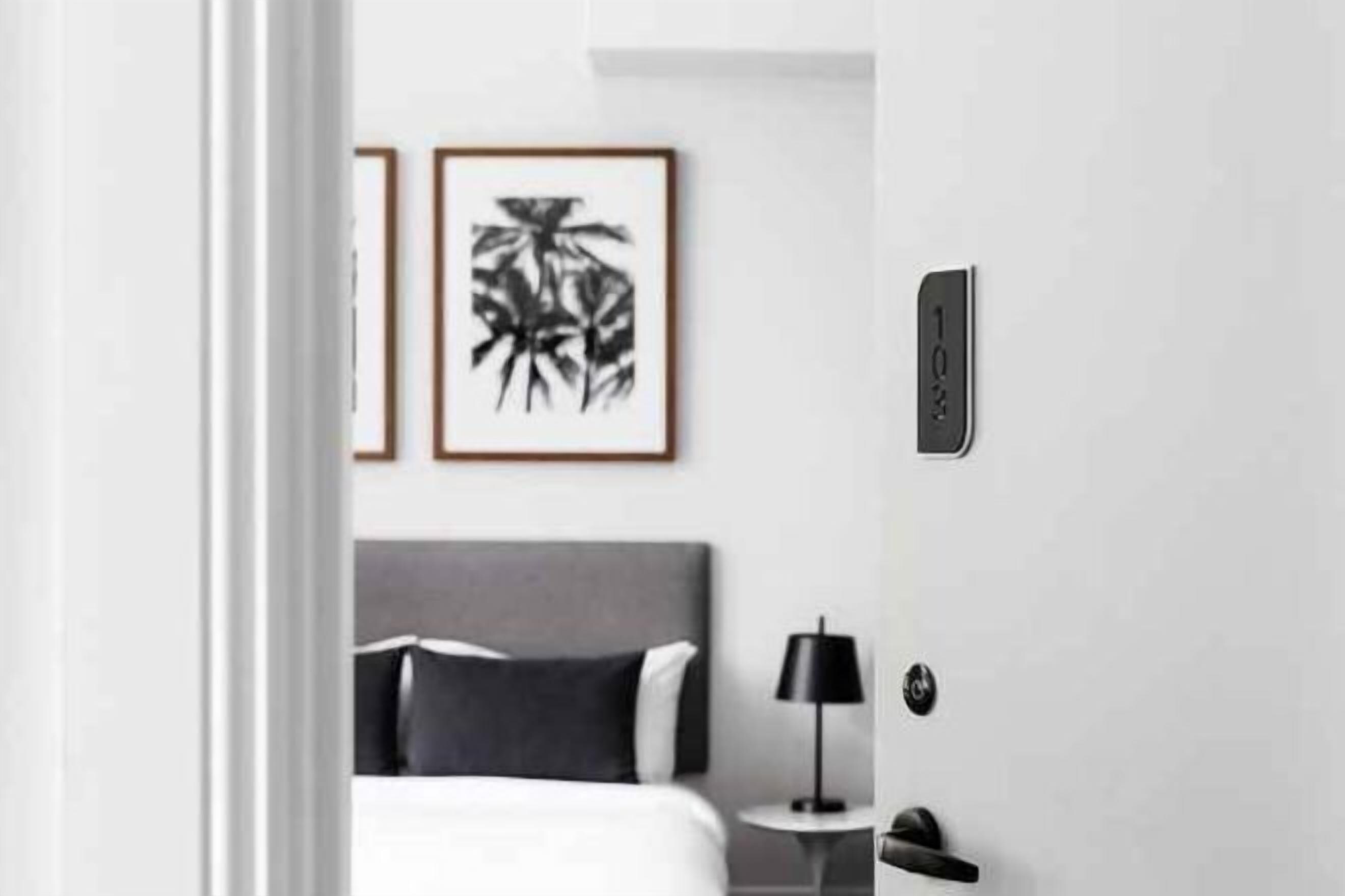 أغطية فراش متميزة وأسرّة بطبقة علوية مريحة ومكواة/لوح كي