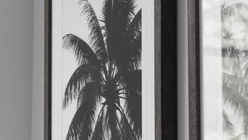 Fotografía en blanco y negro enmarcadas de una palmera en una pared.