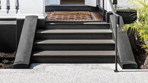 Una entrada imponente con una escalera que conduce a una puerta marcada con el número 37.