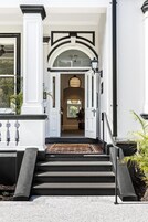 Una entrada imponente con una escalera que conduce a una puerta marcada con el número 37.